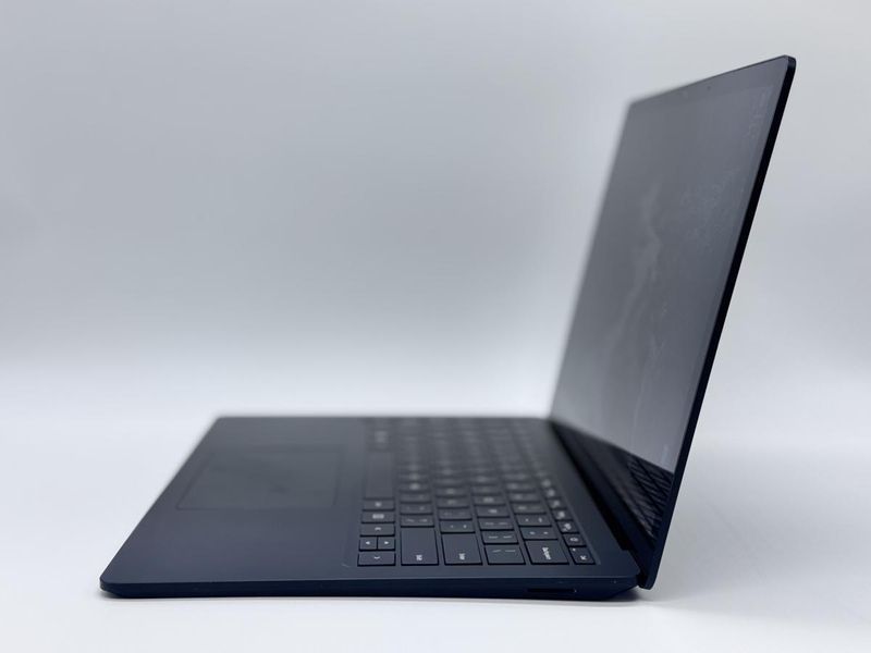 Фото Ноутбук Microsoft Surface Laptop 4 13,5" Сенсорний 2K (2256&times;1504)  Intel&reg; Core&trade; i7-1185G7 (3,0 GHz up to 4,8 GHz) 4 ядра 8 потоків LPDDR4x 16 GB SSD 256 GB Intel&reg; Iris&reg; Xe Graphics (Вживаний) 36332413857-1,