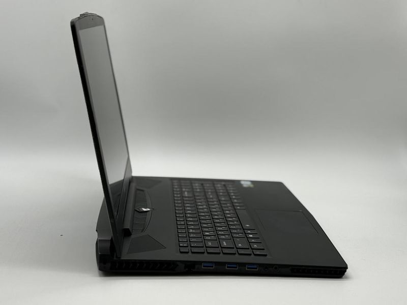 Фото Ноутбук Gigabyte Aorus X7 V7 17.3" (2560*1440) 120Гц Intel&reg; Core&trade; i7-7820HK (2,9 GHz up to 3,9 GHz) 4 ядра 8 потоків DDR4 32 GB SSD 512 GB NVIDIA GTX 1070 8 GB ( Вживаний ) HH8002911A0003-1,